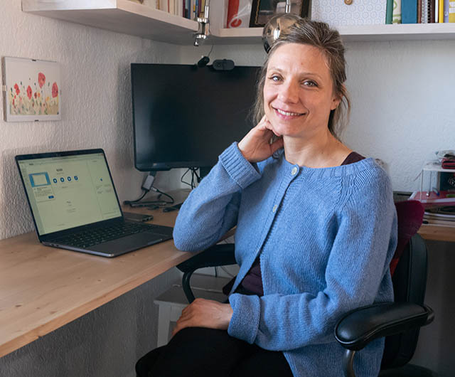Lucia Bernhard à son bureau